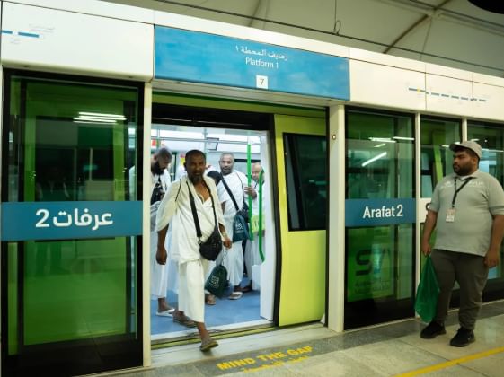 Hajj pilgrims begin arriving at Arafat for most significant ritual