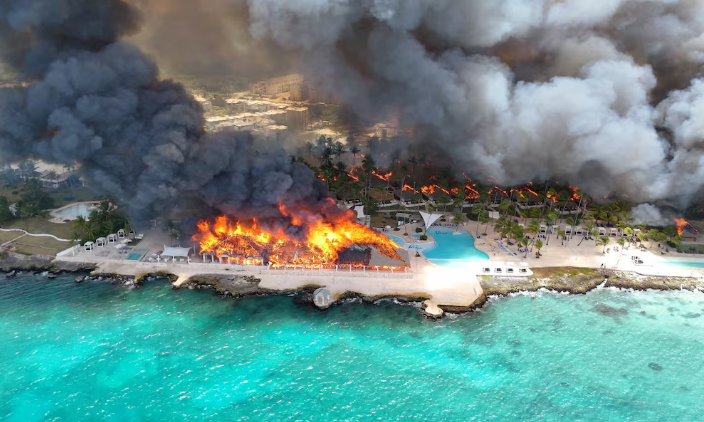 One killed, 1,700 evacuated in beach hotel fire in Dominican Republic