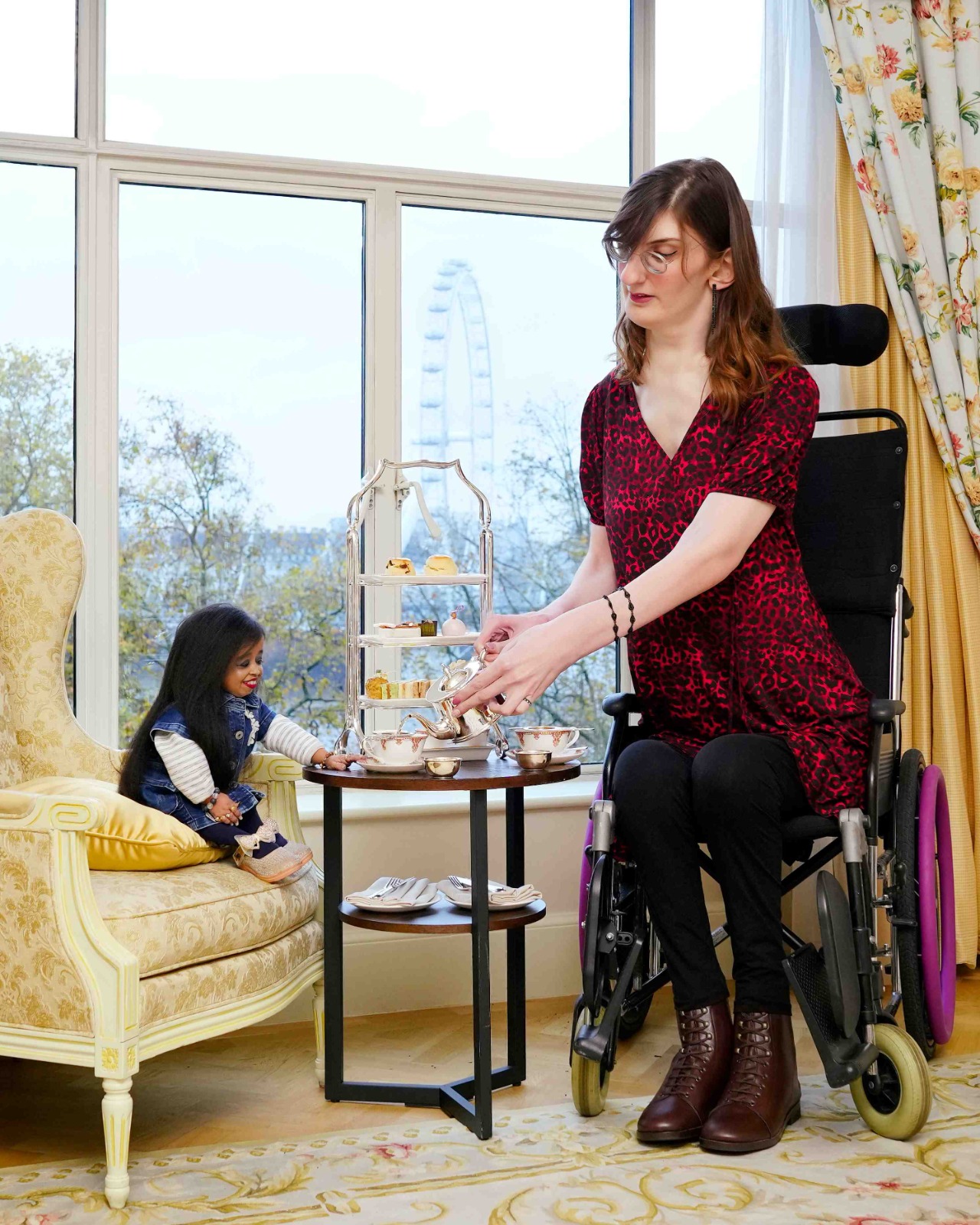 Tallest and shortest women meet for the first time 