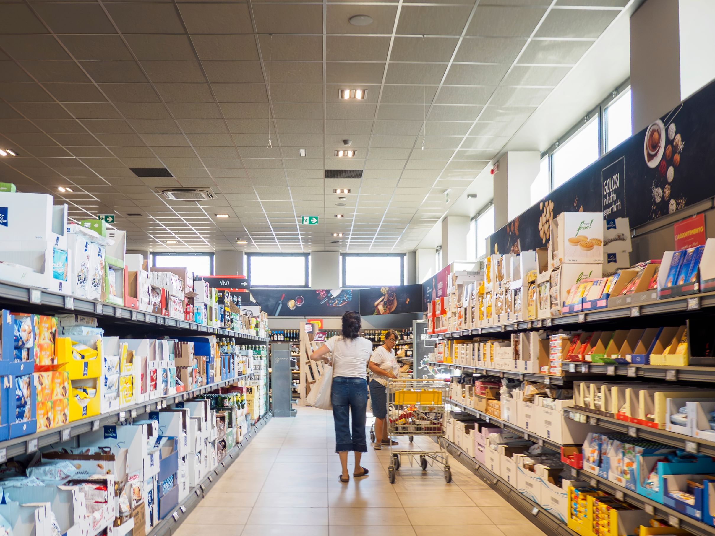 Italy retail sales rise in October 2025