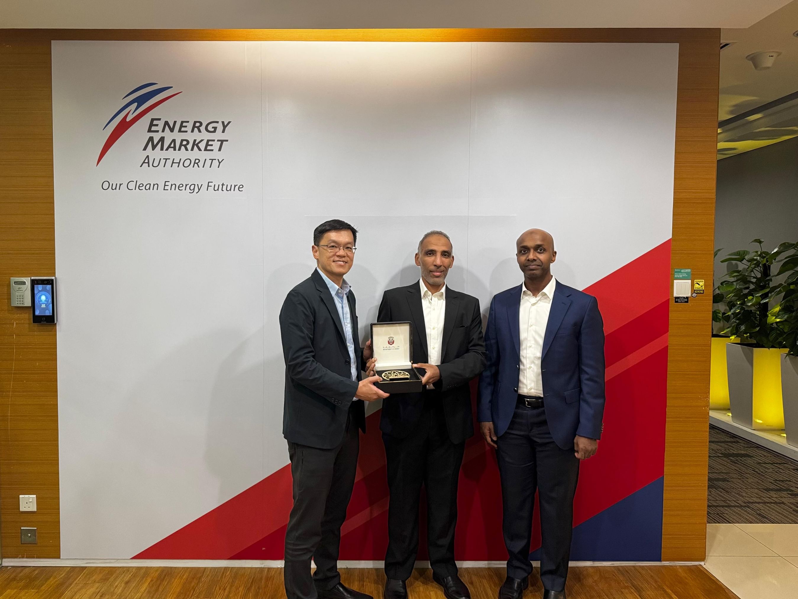 Abu Dhabi, Singapore explore collaboration in regulation of petroleum products trading