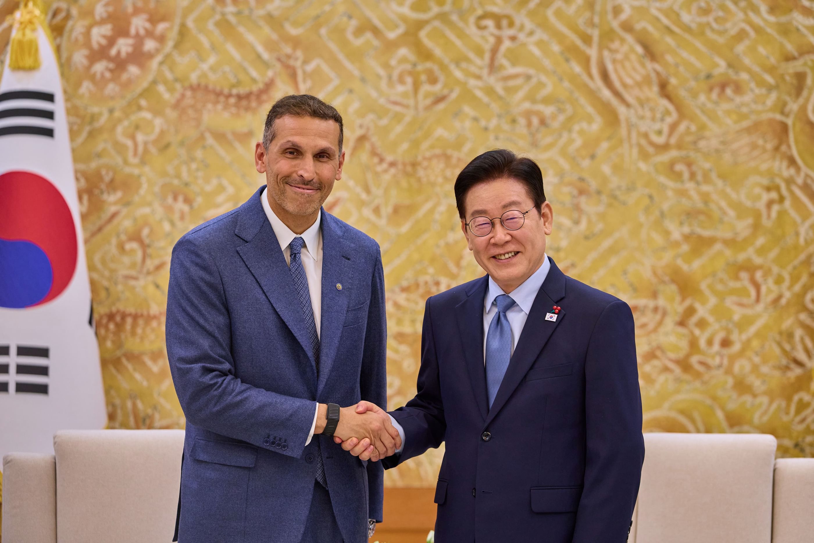 Khaldoon Al Mubarak meets with President of Republic of Korea