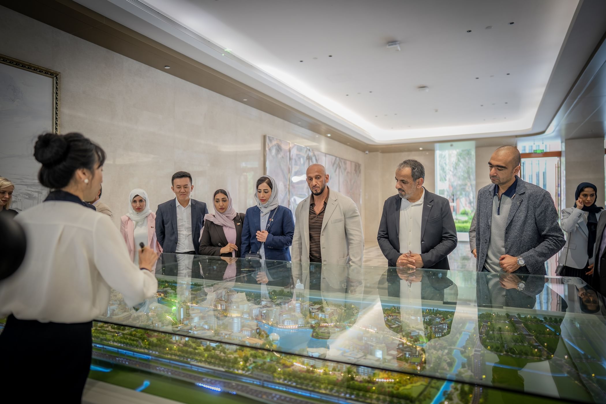 Abdulla Al Hamed visits Huawei’s R&D Centre in Shanghai
