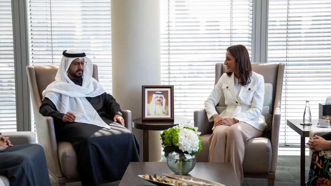 UAE Ambassador discusses strengthening cooperation with Bahraini Minister of Sustainable Development