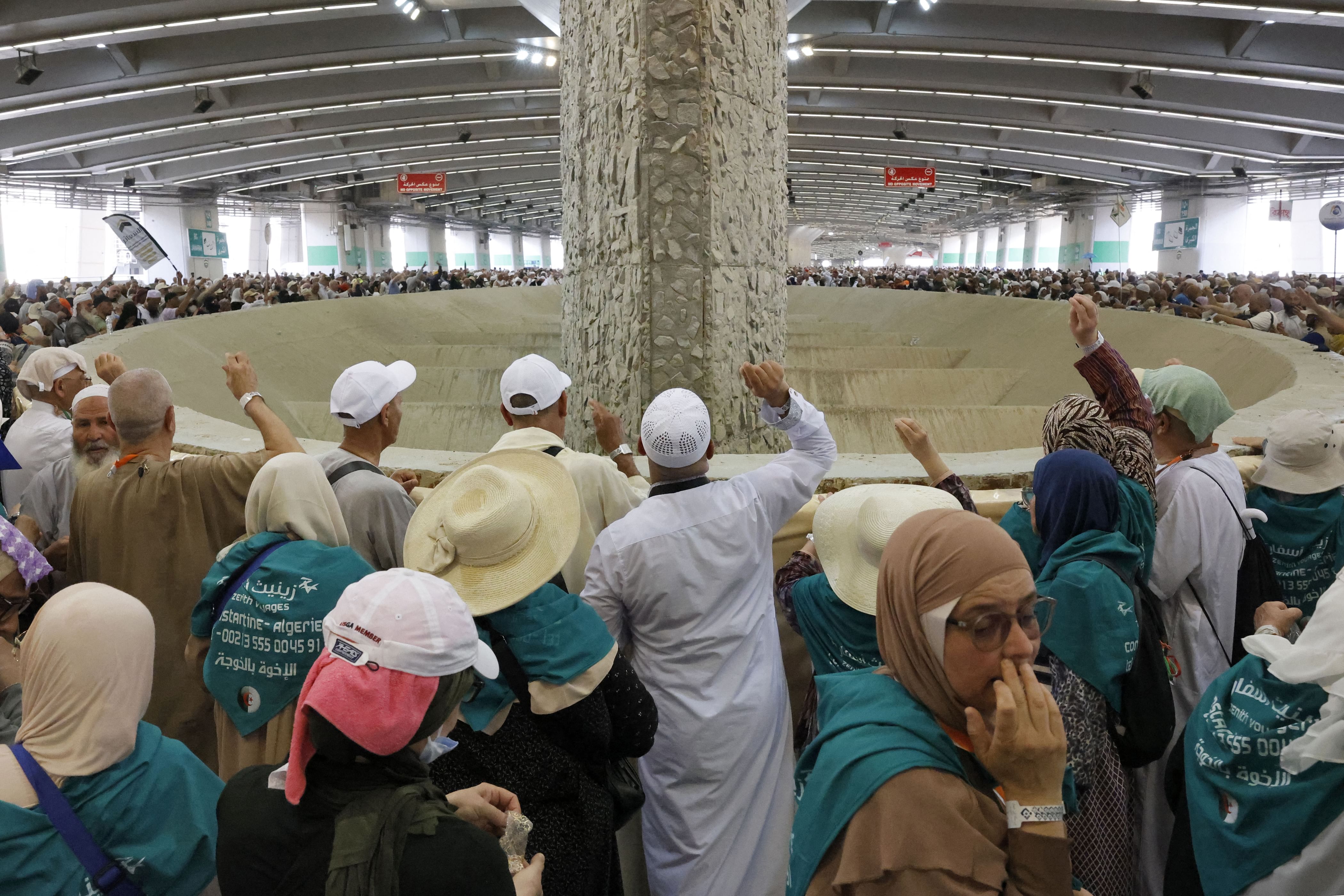 Pilgrims complete final 'Stoning Ritual' on last day of Tashreeq