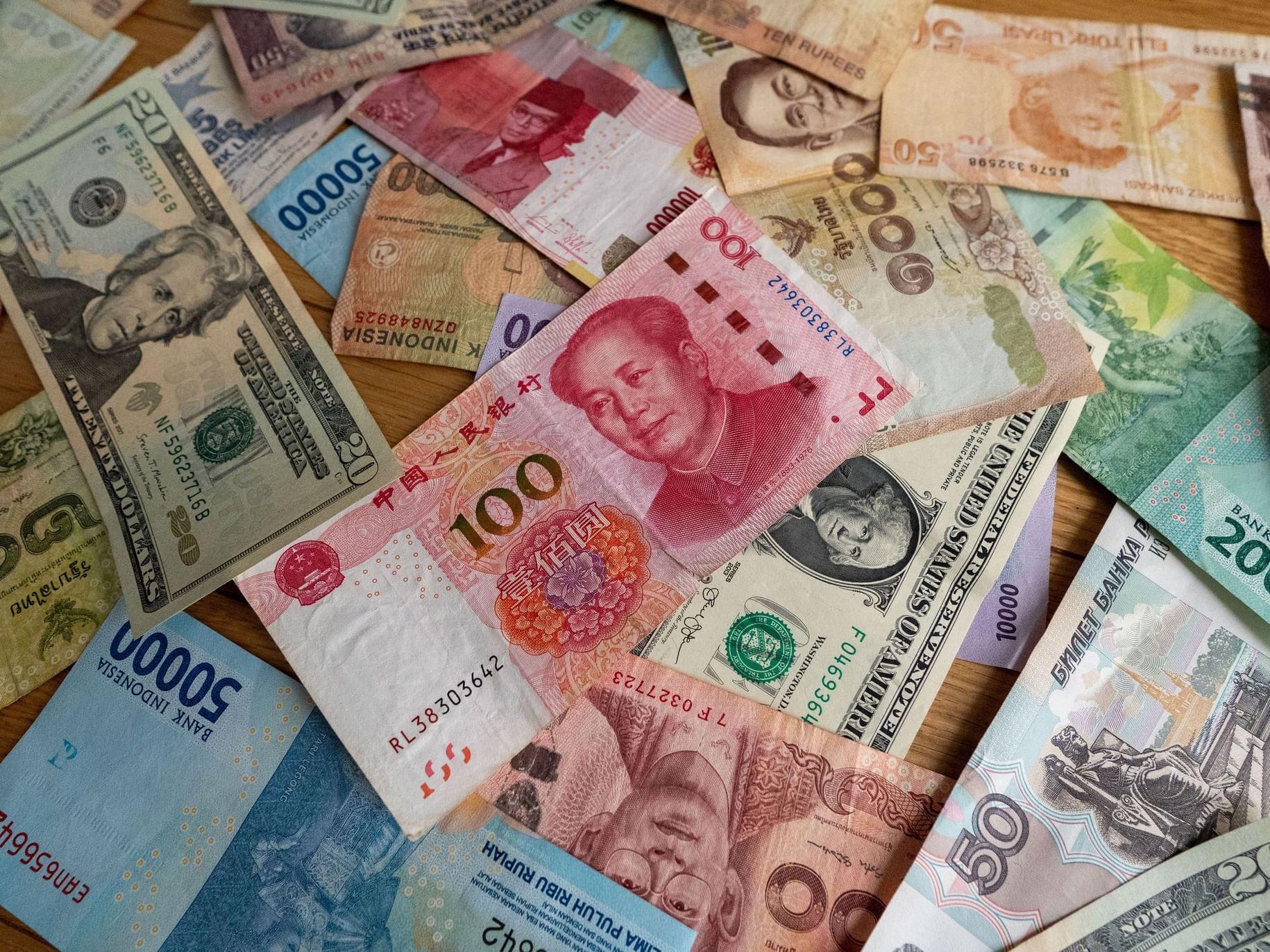 US dollar weakens sharply against Japanese yen