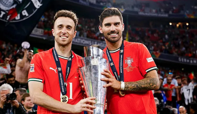 Portugal honour Jota by passing his number 21 jersey to close friend Neves 