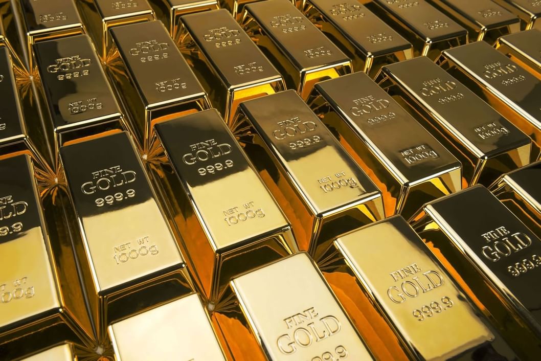 Gold hits near three-week high