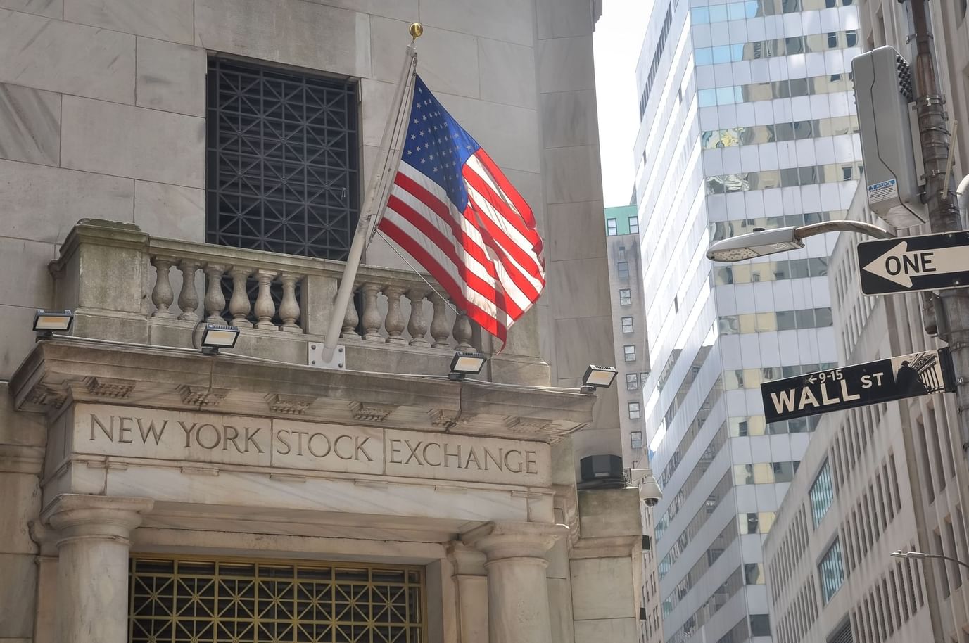 Wall Street ends slightly lower as main indices retreat