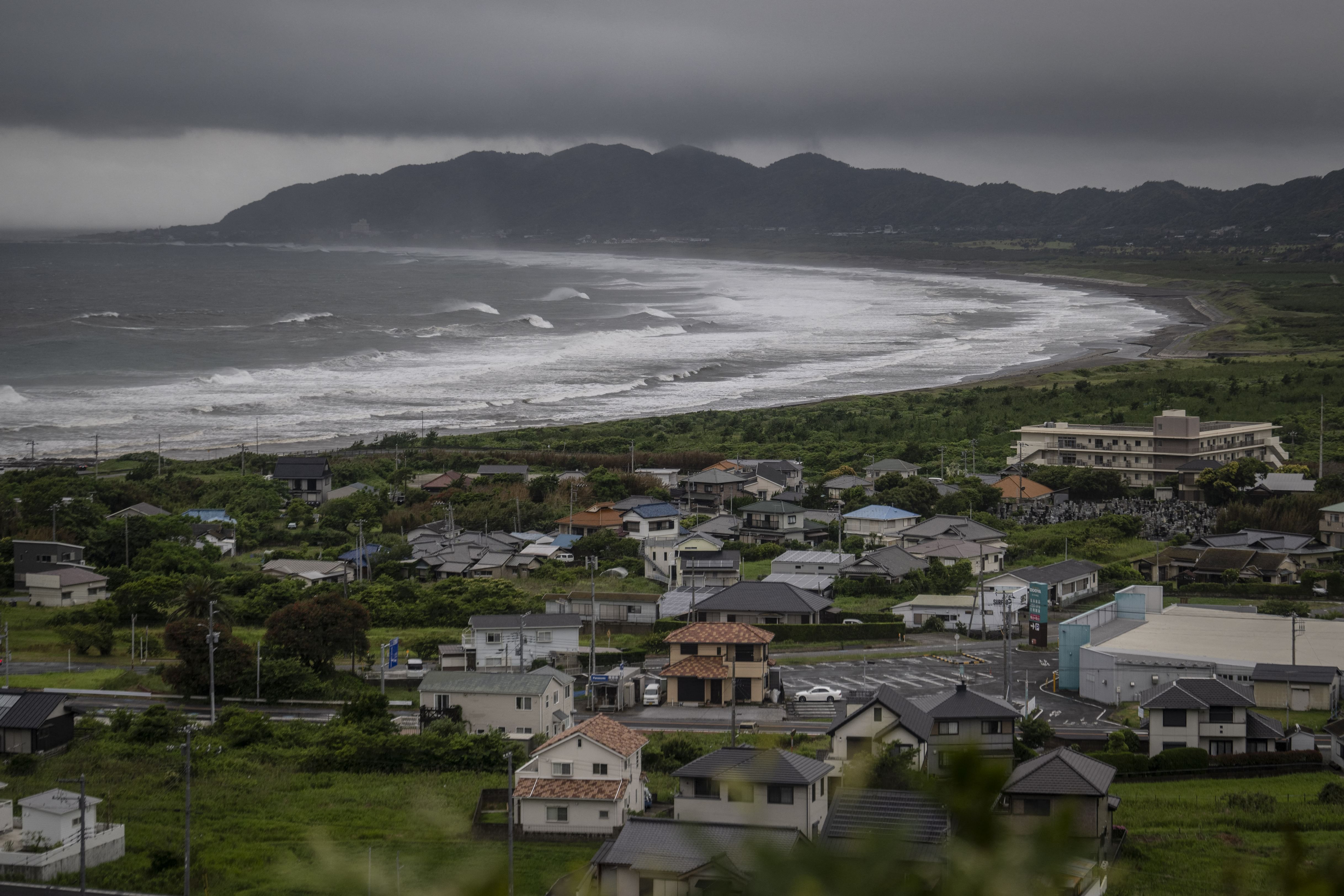Typhoon 'Jangmi' brings heavy rain to Tokyo, disrupts flights