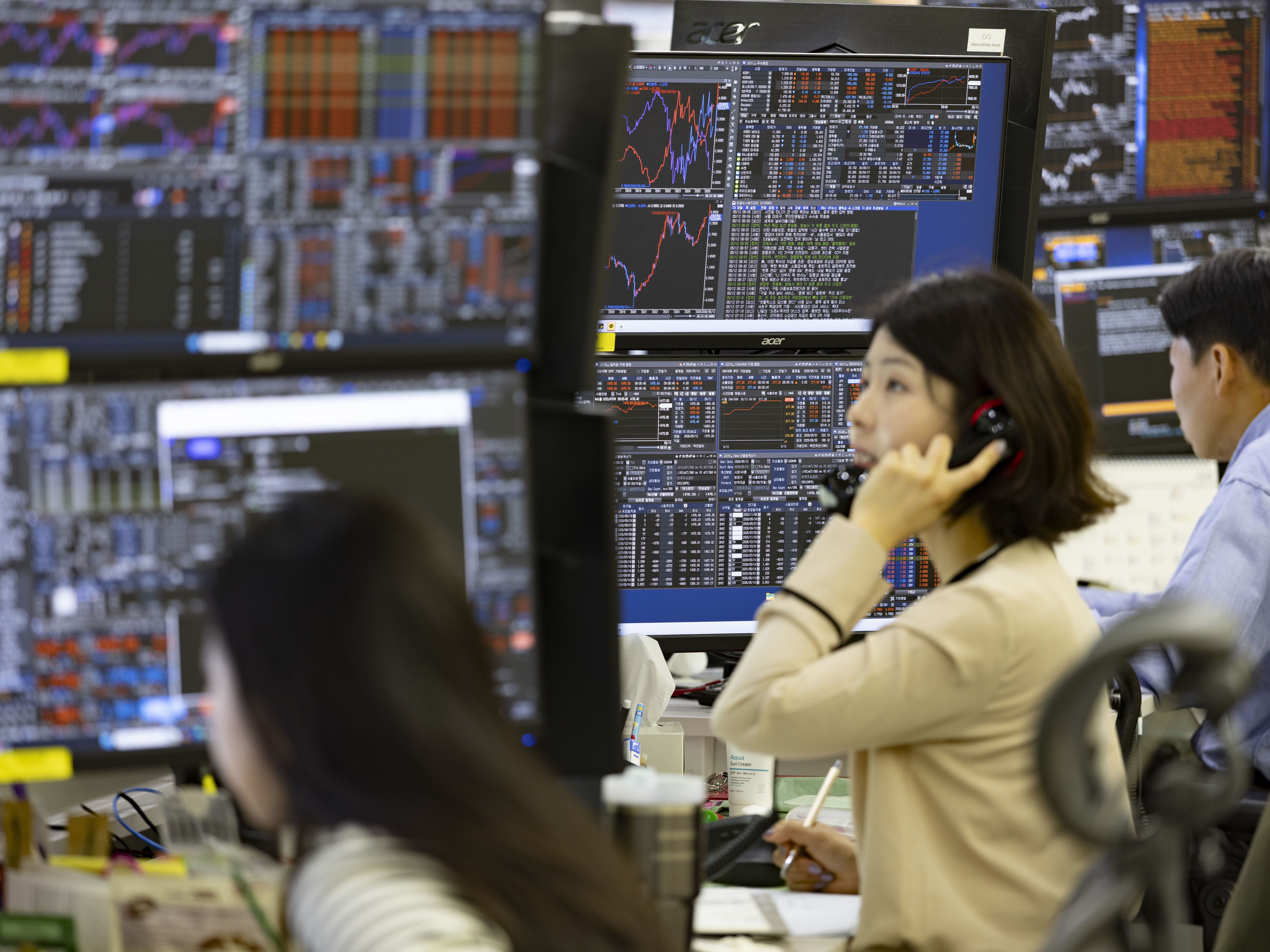 South Korean stocks open at new record high Tuesday driven by tech sector