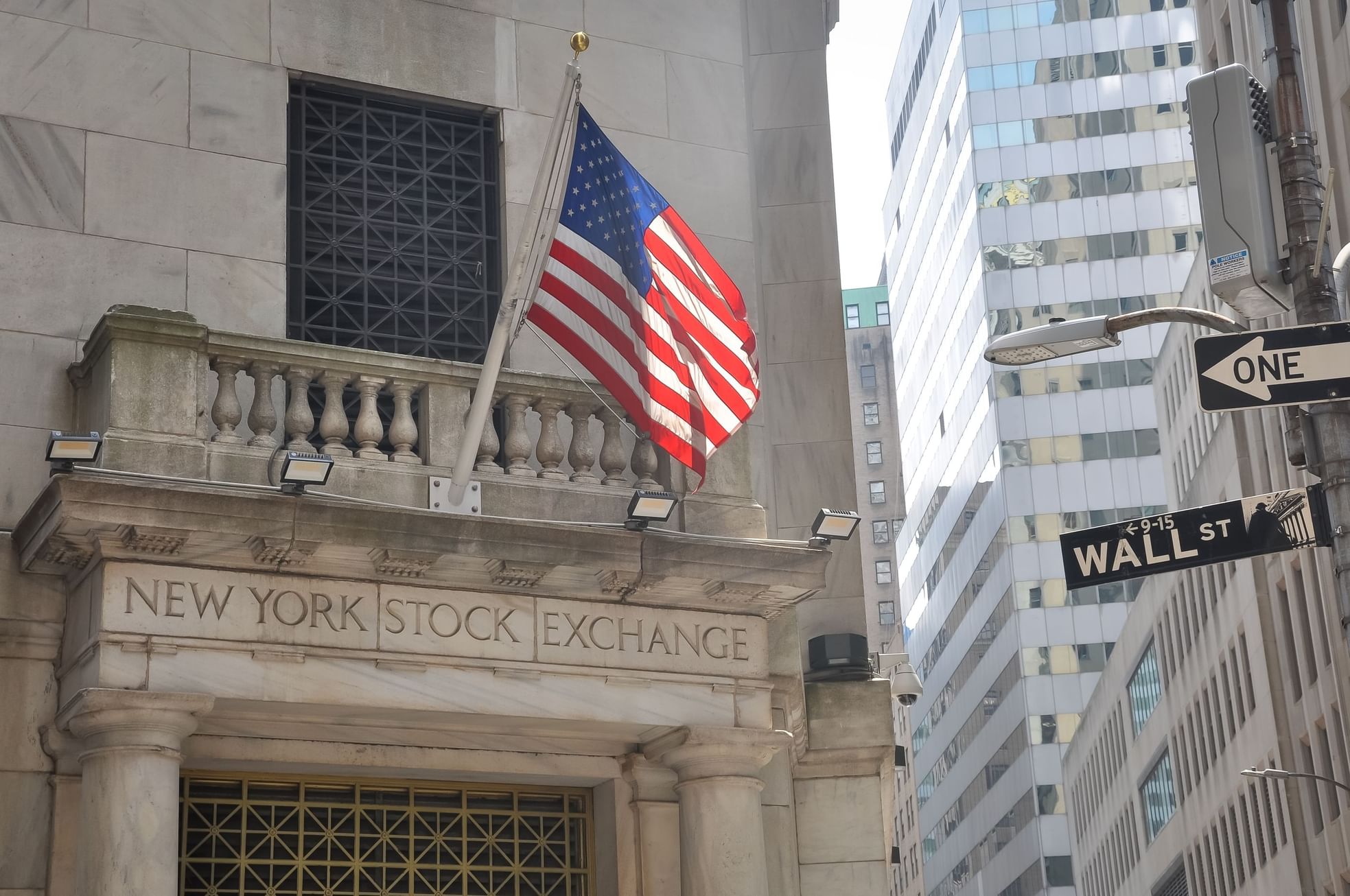 US stocks close mixed as tech volatility continues