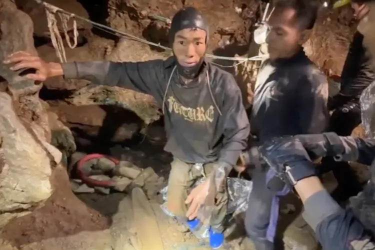 Rescuers halt search for two men missing in Laos cave