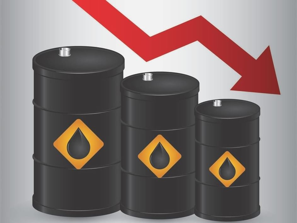 Oil prices tumble 5%