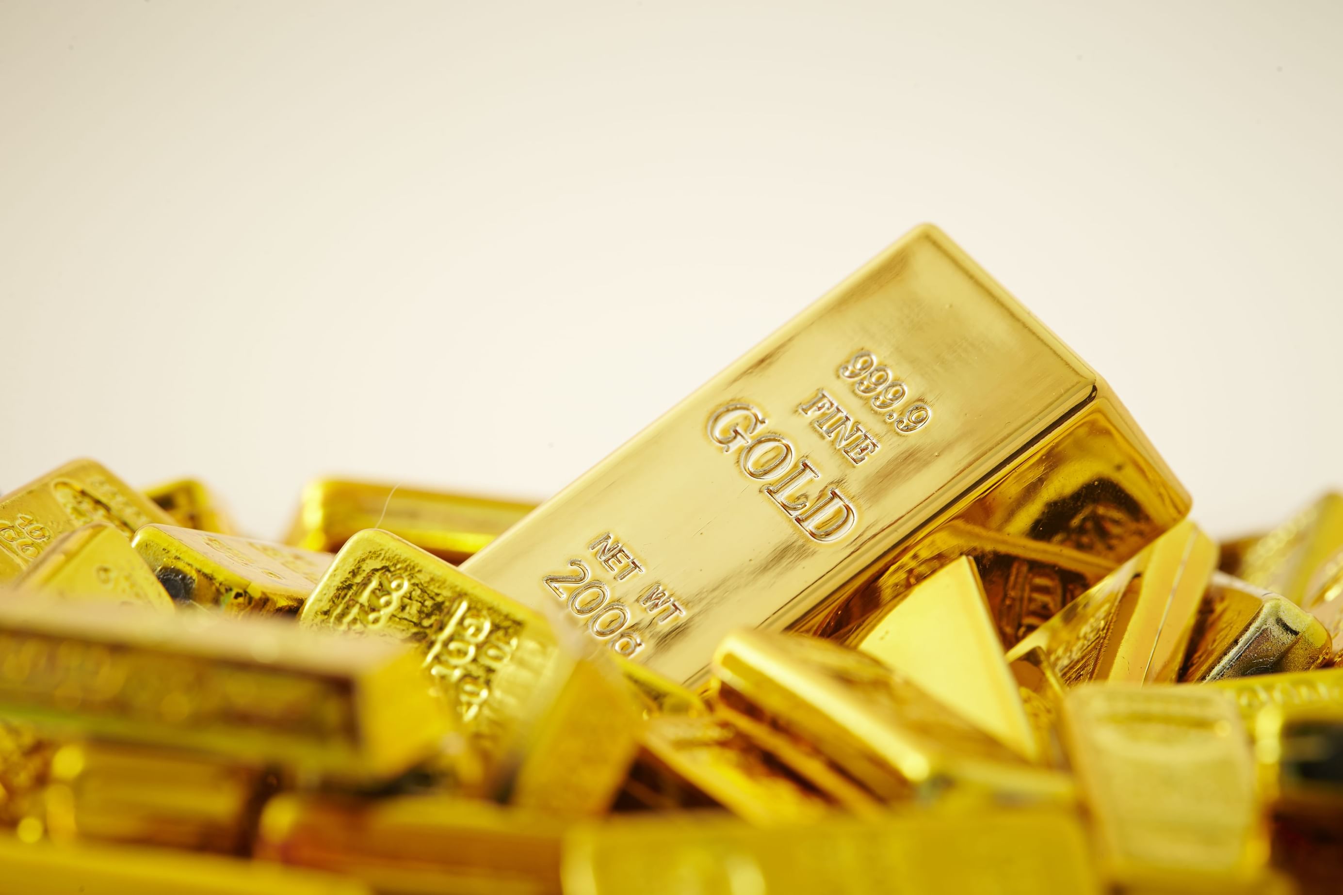 Gold rises on weaker dollar