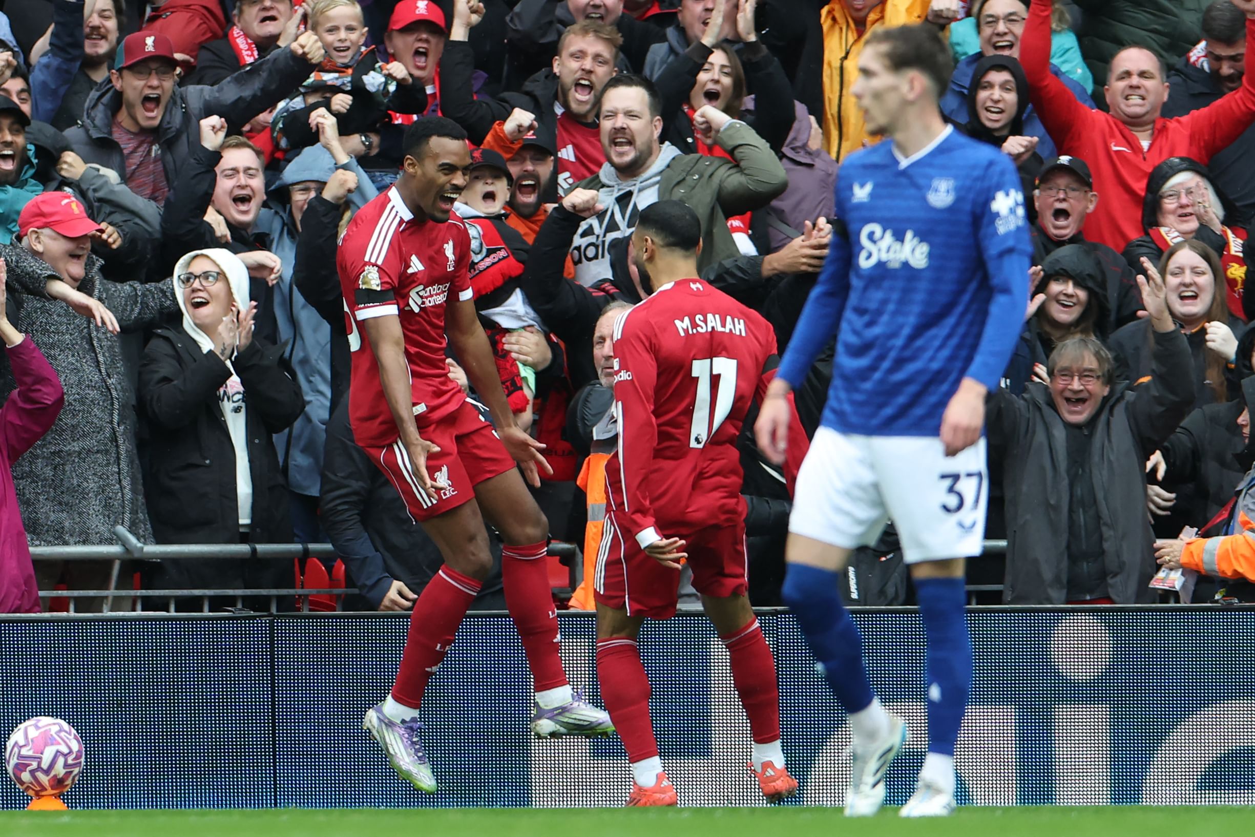 Liverpool defeat Everton to extend Premier League lead