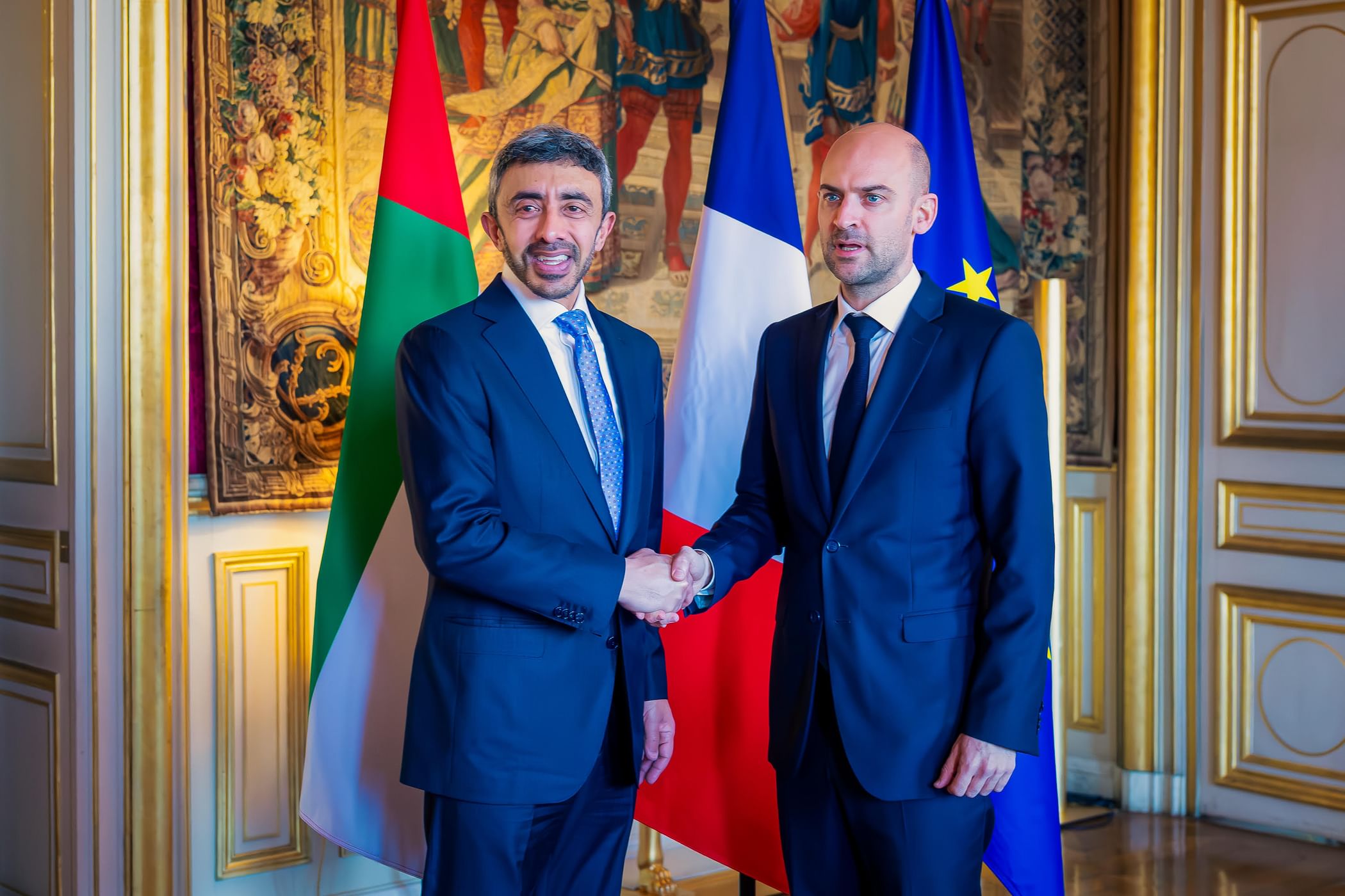 Abdullah bin Zayed meets France's FM in Paris