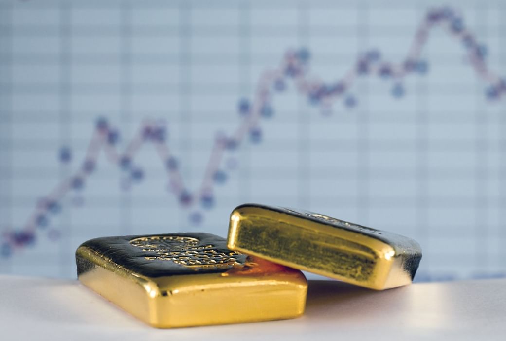 Gold extends gains on Monday