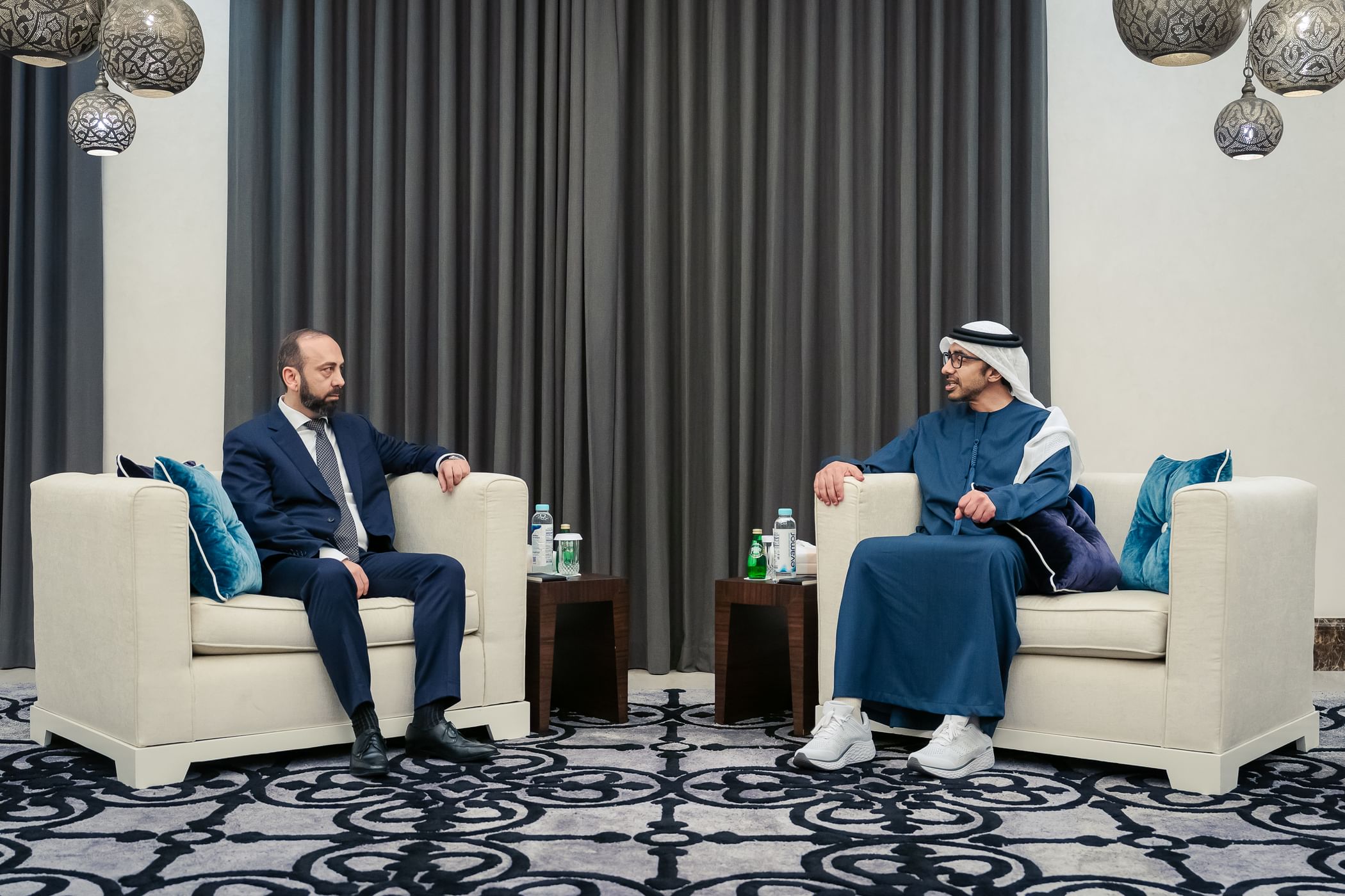 Abdullah bin Zayed, Foreign Minister of Armenia discuss bilateral ties