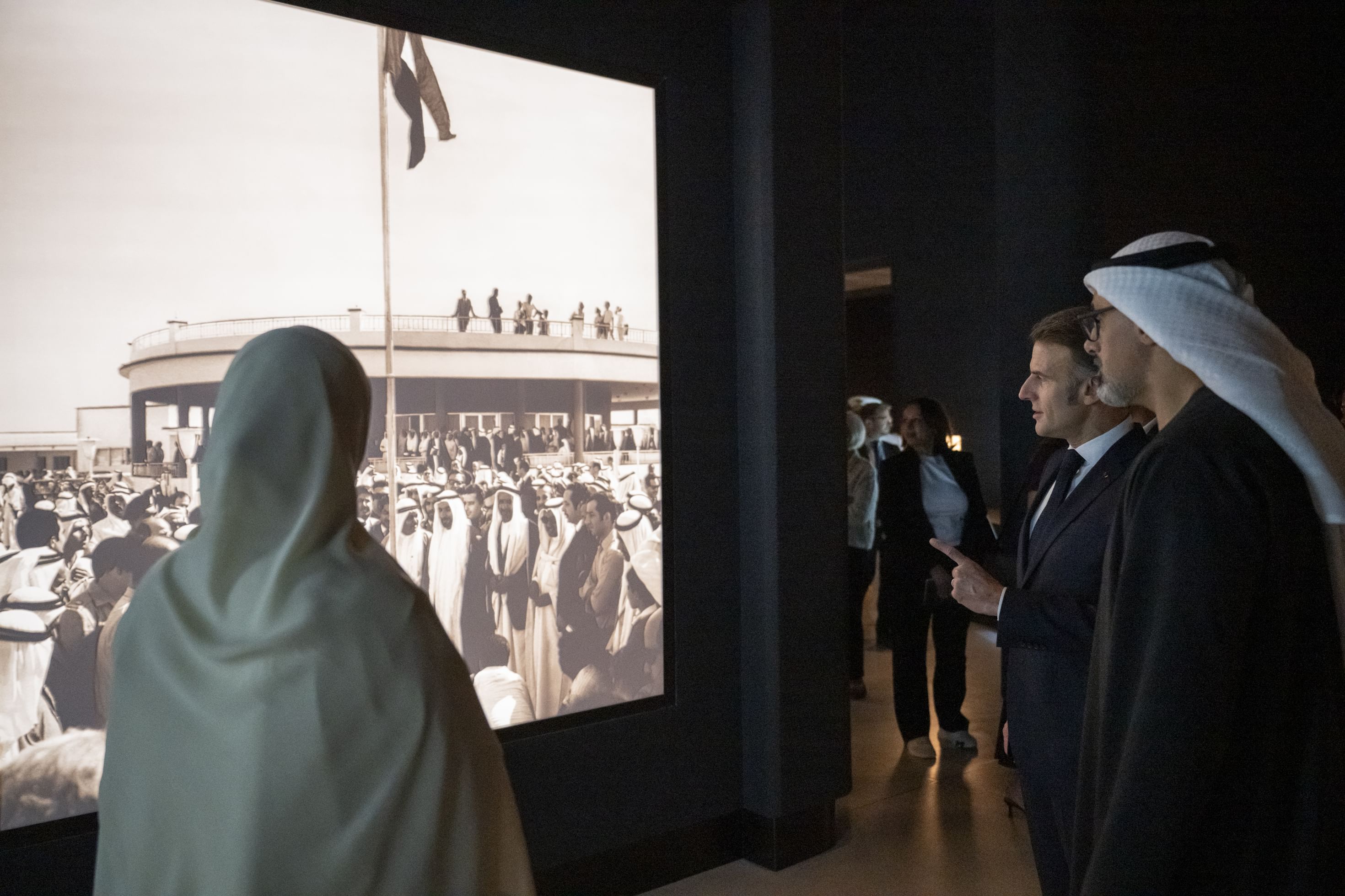 Accompanied by Crown Prince of Abu Dhabi, French President visits Zayed National Museum