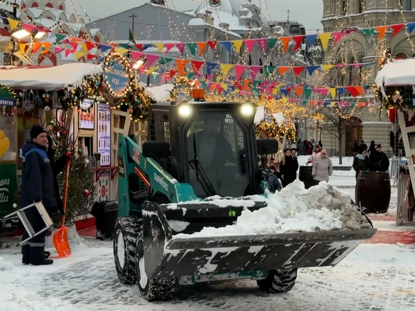 Snowfall disrupts Moscow as city services work to clear streets