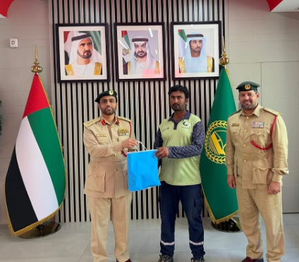 Hatta Police honour Dubai Municipality worker for returning tourist's bag carrying passport