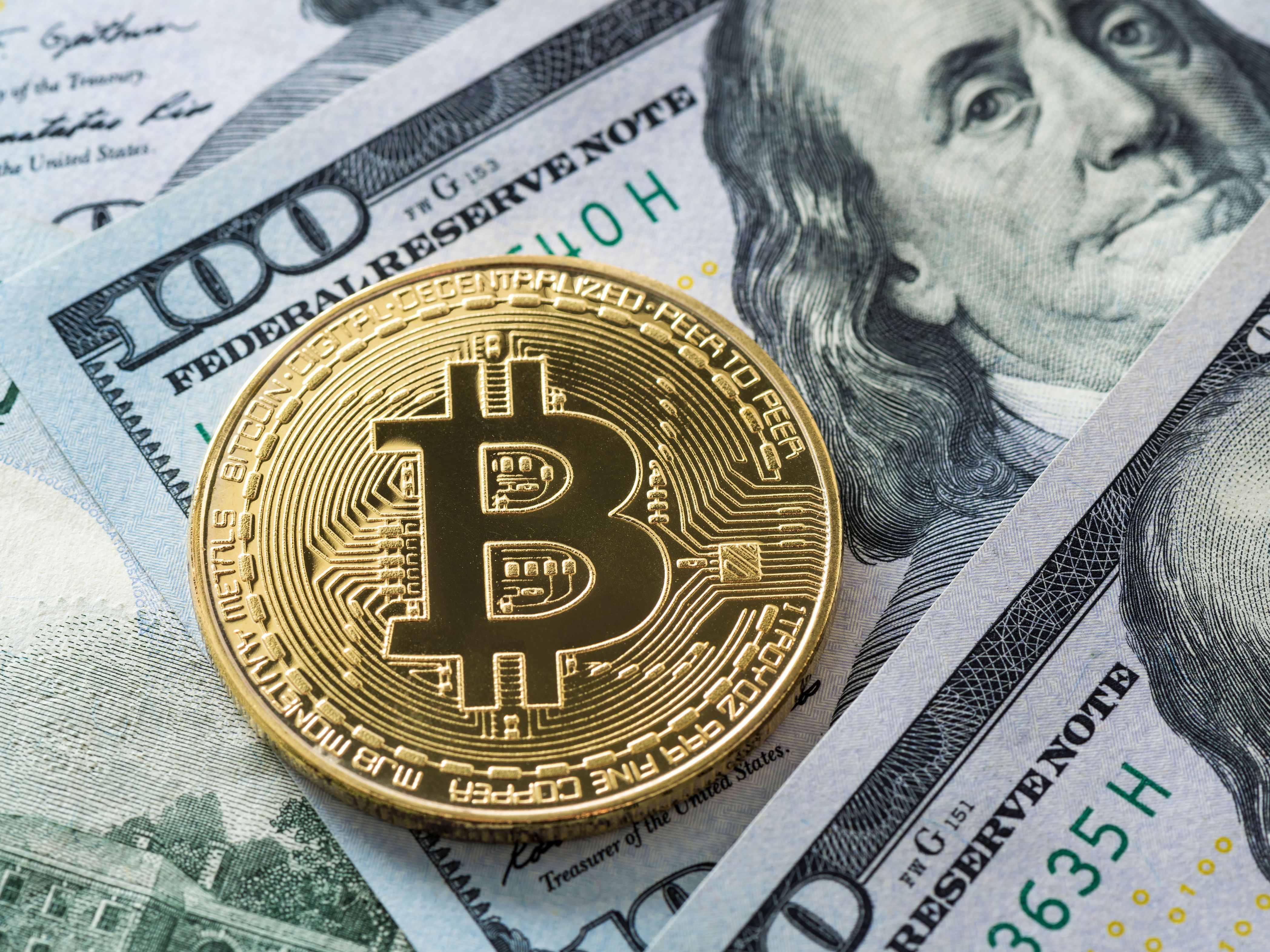 Dollar near weekly lows amid mixed performance in cryptocurrencies