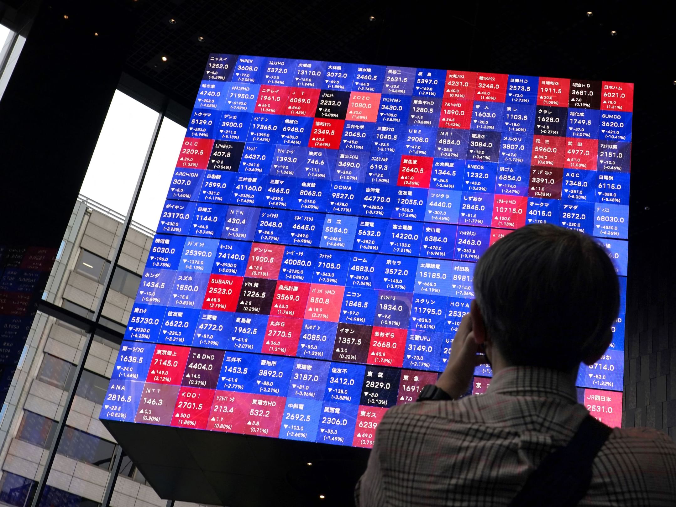 Japan’s Nikkei stock average extends fall on Fed rate-hike