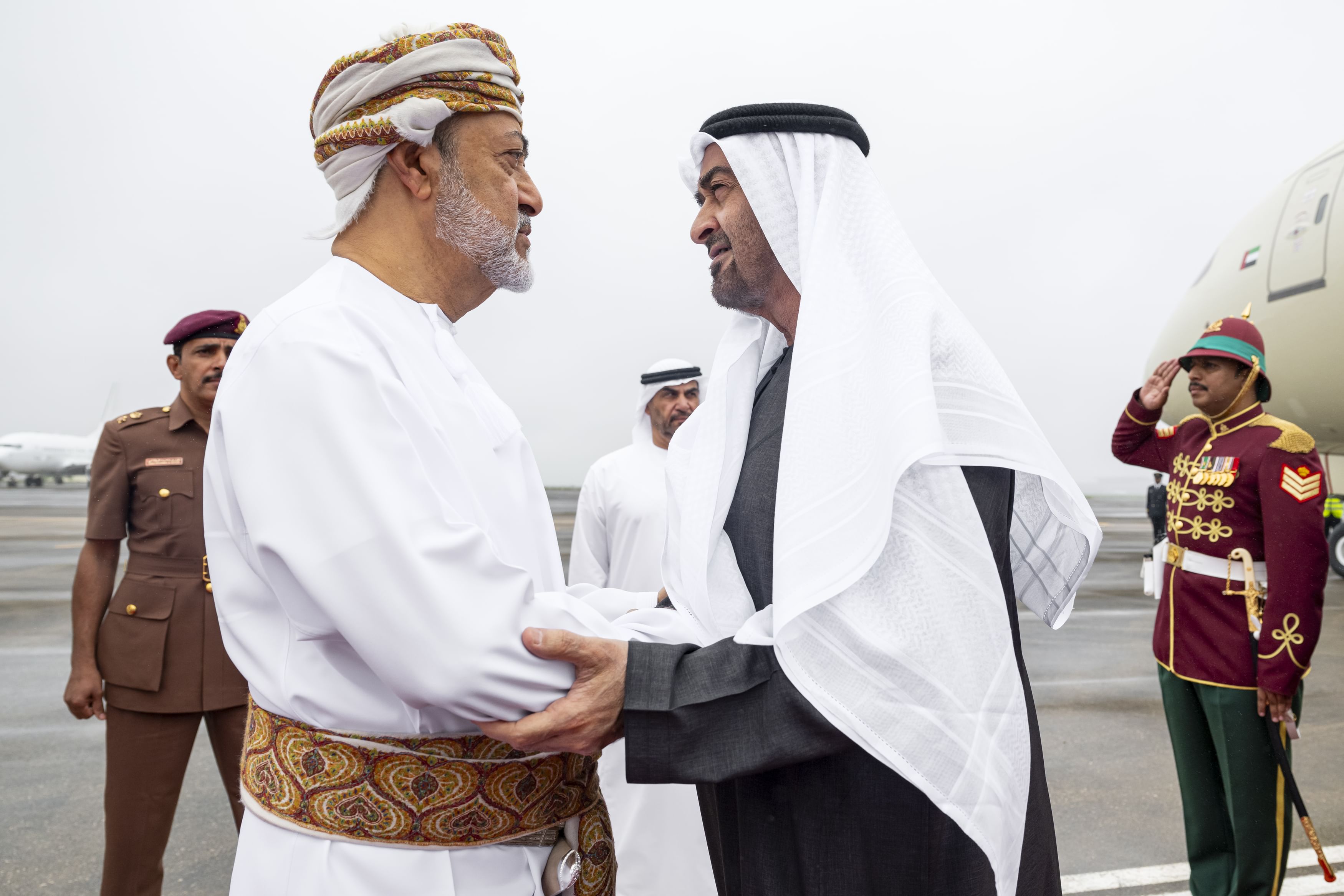 UAE President arrives in Salalah on fraternal visit, received by Sultan of Oman 