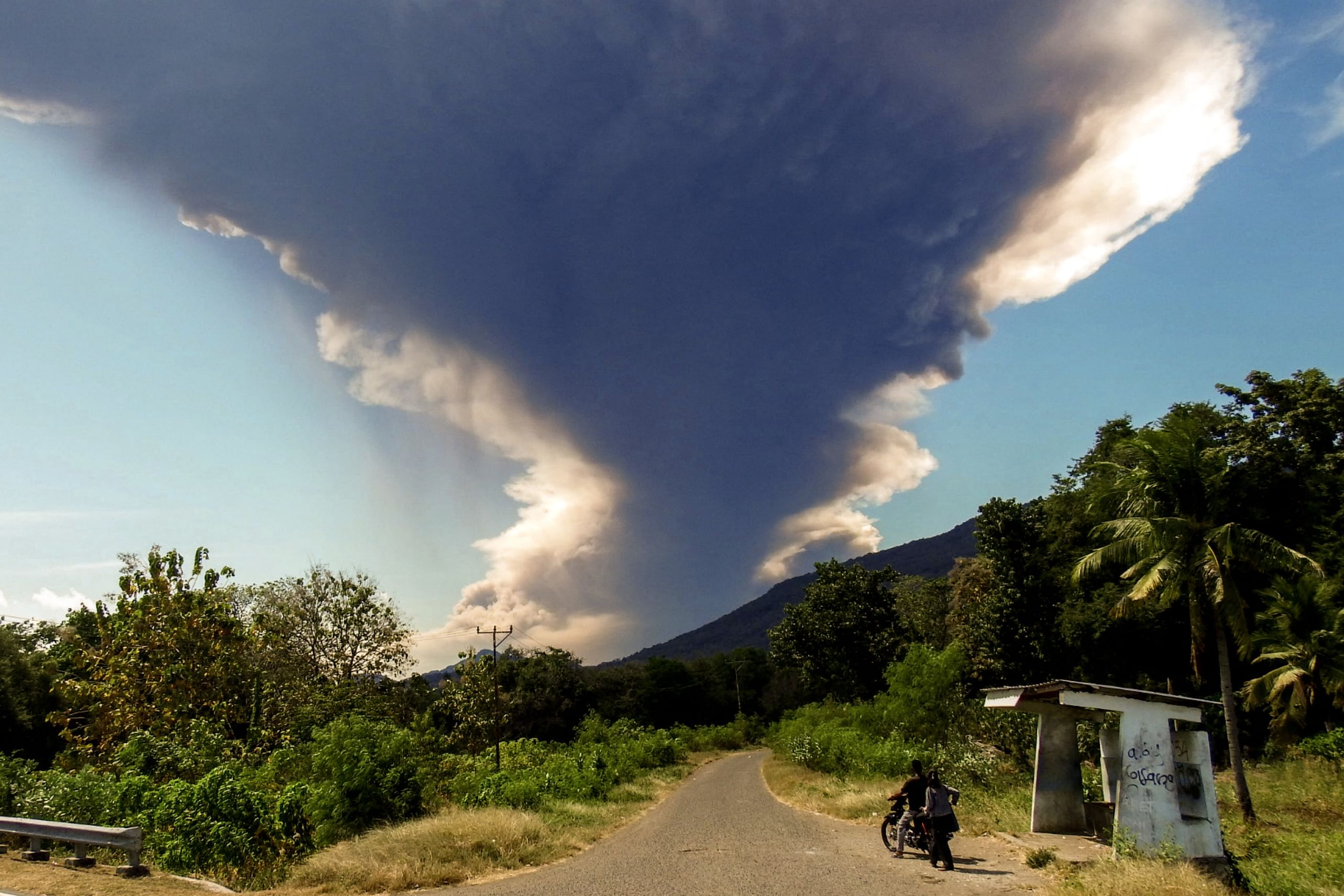 Indonesia volcano spews 18-kilometre ash tower