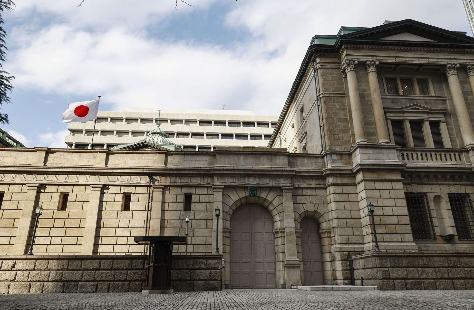 Bank of Japan keeps benchmark interest rate unchanged