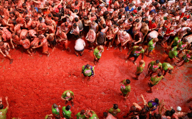 Thousands join world’s biggest tomato fight in Spain 