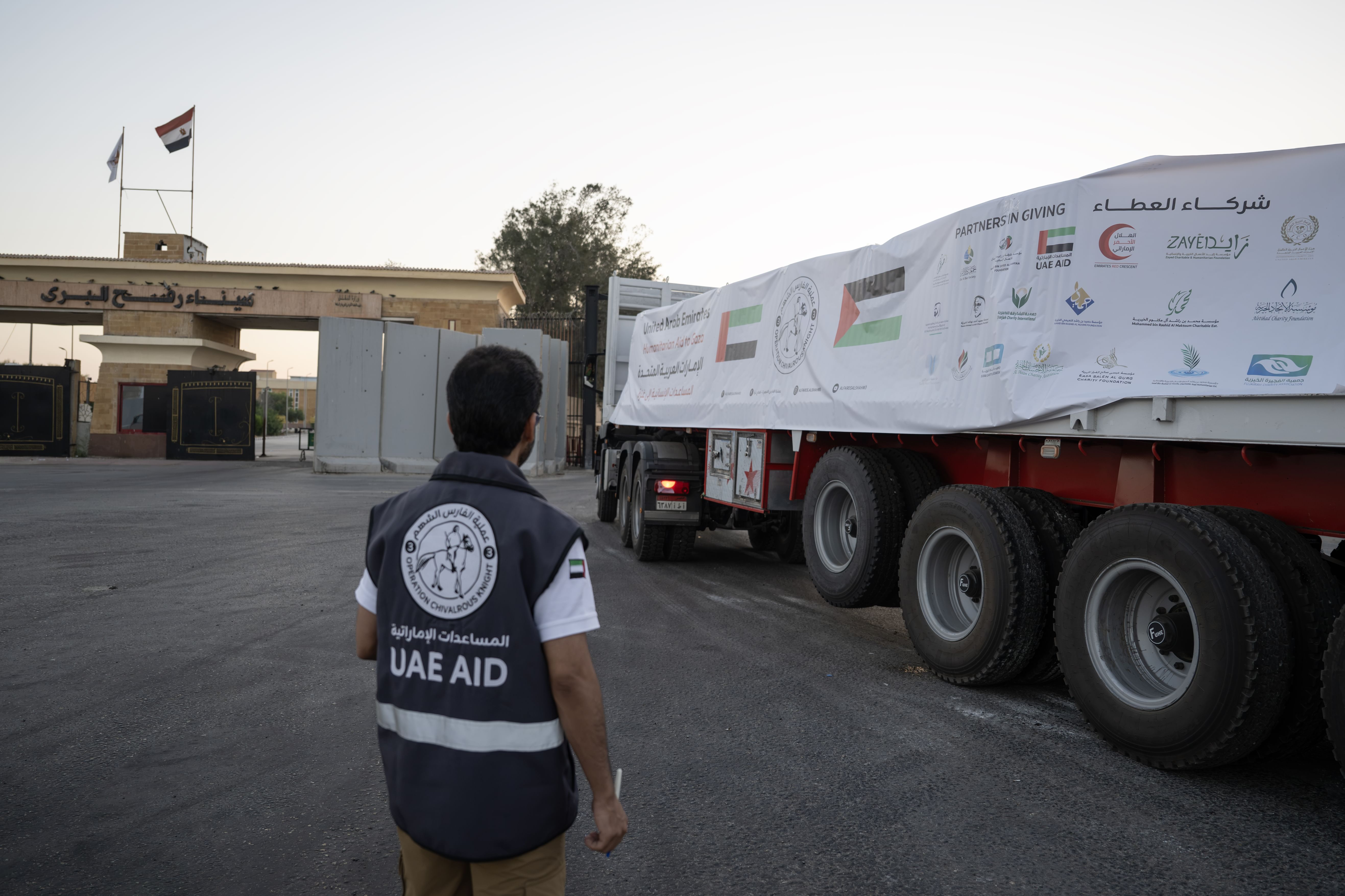 Five UAE convoys carrying 533 tonnes of humanitarian aid entered Gaza Strip under 'Operation Chivalrous Knight 3'