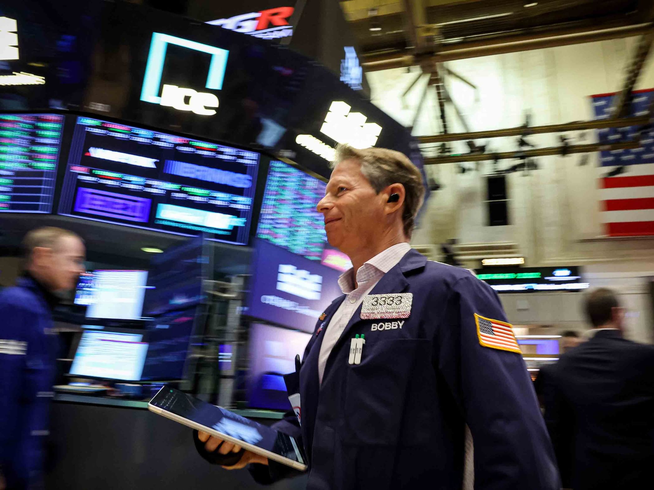 Major US stock indices close lower