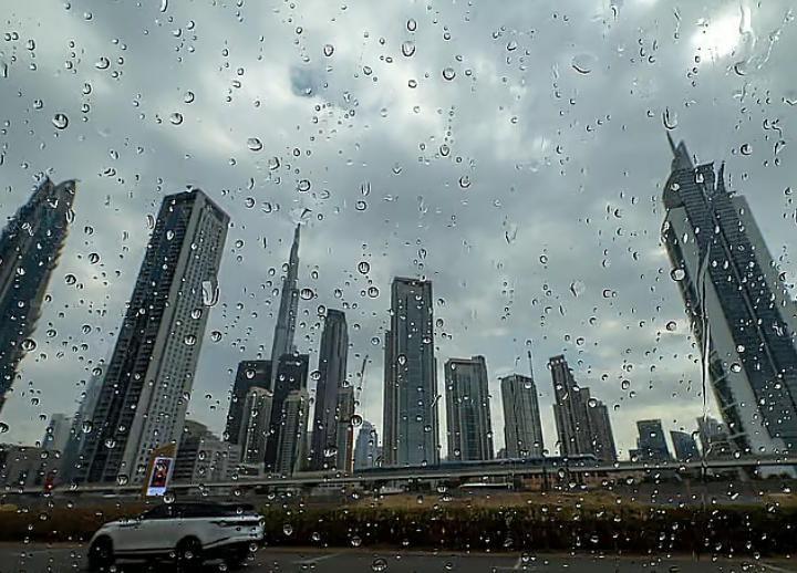 Rain, strong winds and dust expected as temperatures soar to 49°C