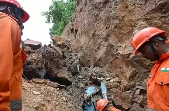 Seven killed, seven injured in Mumbai landslide